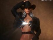 Η Beyoncé ξέχασε να ντυθεί… αλλά έχει φωνάρα! (Vids)