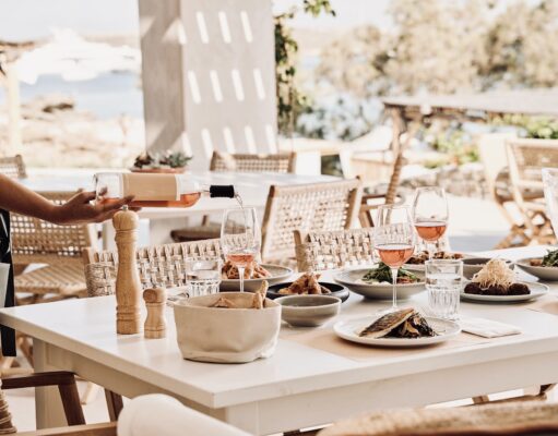 Ανέβηκε ο τζίρος στα καταλύματα, «βούλιαξε» η εστίαση | Η μεγαλύτερη αύξηση στην Πάρο