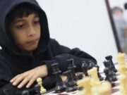 8χρονος νίκησε γκρανμαίτρ στο σκάκι και πέτυχε παγκόσμιο ρεκόρ
