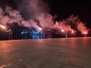 Υποδοχή πλοίων με καπνογόνα στη Μήλο