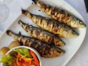 Πώς μειώνεις τη μυρωδιά του μαγειρεμένου ψαριού από την κουζίνα