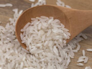 Ποια χρησιμότητα έχει ένα βαζάκι ρύζι μέσα στο ντουλάπι σας