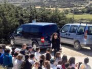 Μικροί φιζόζωοι μαθητές στο καταφύγιο αδέσποτων ζώων στο Μαράθι