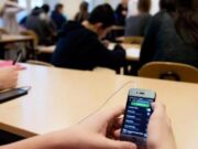 Αποβολή ή αλλαγή σχολείου για τα κινητά στο σχολείο
