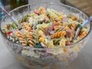 Πένες σαλάτα με σάλτσα μαγιονέζας