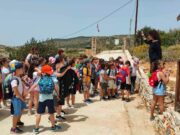 Επίσκεψη μαθητών στο καταφύγιο αδέσποτων ζώων στο Μαράθι Πάρου