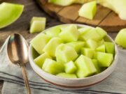 Ποια φρούτα βοηθούν για να αντιμετωπίσουμε τον καύσωνα