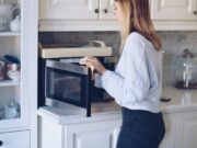 Μπορούμε να στεκόμαστε μπροστά στον φούρνο μικροκυμάτων όταν λειτουργεί;