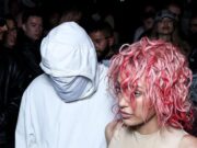 Με ροζ μαλλιά και nude κορμάκι η Censori