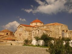 Παράκληση στην Εκατονταπυλιανή για τα διαγωνιζόμενα παιδιά στις Πανελλαδικές εξετάσεις