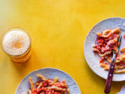 Στραπατσάδα με ζυμαρικά | Η εύκολη καλοκαιρινή συνταγή