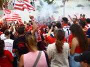 Πανζουρλισμός στην Πάρο με τα κύπελλα του Ολυμπιακού (BINTEO)