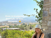 Η Μάρα Ζαχαρέα δείχνει τη θέα από το σπίτι της στην Πάρο