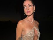 H Chiara Ferragni αποχαιρέτησε την Πάρο με naked dress