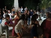 Το τέλος του καλοκαιριού με νησιώτικους ρυθμούς στις Λεύκες – (Βίντεο)