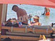 Μπροστά στην παραλία Αθηνά Οικονομάκου και Μπρούνο Τσερέλα στο Μοναστήρι