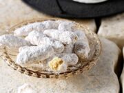 Παριανά αμυγδαλωτά από την Αργυρώ Μπαρμπαρίγου