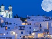 Απόψε το βράδυ, η «Μπλε Σούπερ Σελήνη» Αν απόψε στρέψουμε το βλέμμα μας στον αυγουστιάτικο ουρανό θα μπορέσουμε να θαυμάσουμε το πλήρες “φεγγάρι του Οξύρυγχου” το οποίο δεν είναι άλλο από τη “Μπλε Σούπερ Σελήνη” που αναμένεται να προσφέρει μαγευτικές εικόνες, ειδικά για τους λάτρεις της φωτογραφίας και της αστρονομίας.