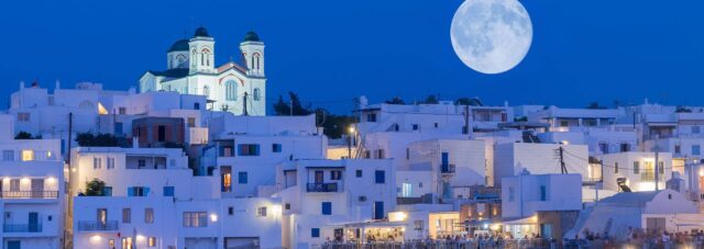 Αν απόψε στρέψουμε το βλέμμα μας στον αυγουστιάτικο ουρανό θα μπορέσουμε να θαυμάσουμε το πλήρες “φεγγάρι του Οξύρυγχου” το οποίο δεν είναι άλλο από τη “Μπλε Σούπερ Σελήνη” που αναμένεται να προσφέρει μαγευτικές εικόνες, ειδικά για τους λάτρεις της φωτογραφίας και της αστρονομίας.