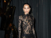 Η Zoë Kravitz εμφανίστηκε topless στην εβδομάδα μόδας στο Παρίσι