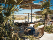 Οι πόρτες του Crios Beach Bar & Restaurant παραμένουν ανοιχτές για τους λάτρεις των exclusive εμπειριών