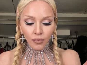 Η Βασίλισσα της pop music Μαντόνα, τρώει ημίγυμνη!