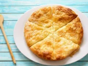 Μακαρονόπιτα με χωριάτικο φύλλο