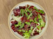 Μαρουλοσαλάτα με μπέικον και σος γιαουρτιού