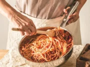 Σπαγγέτι ναπολιτέν με τριφτή τομάτα