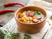 Ρεβίθια με λουκάνικο