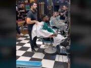 Επική αντίδραση Ροντινέι όταν ο κομμωτής του έβαλε ποδιά με φανέλα του Παναθηναϊκού (ΒΙΝΤΕΟ)