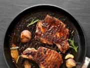 Πώς να μαγειρέψετε χοιρινές μπριζόλες στο τηγάνι