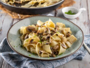 Ζυμαρικά με άγρια μανιτάρια και τρούφα