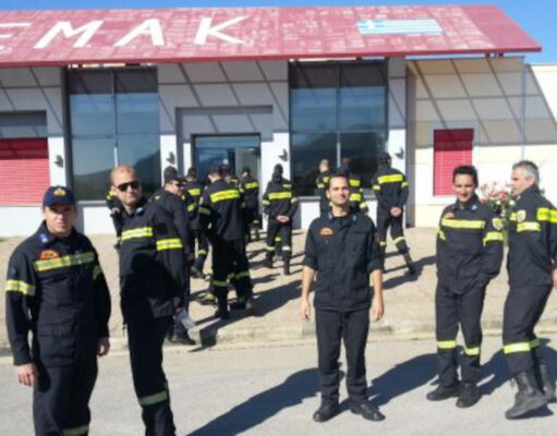 Στη Σαντορίνη η ΕΜΑΚ – Σκηνές και σκυλιά υπό τον φόβο ισχυρού σεισμού (ΒΙΝΤΕΟ)