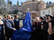 Η ατσάλινη μορφή της Μαρίας Κάλλας στέκει πλέον στη Ρώμη