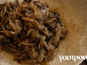 Τηγανιά με άγρια μανιτάρια και κρεμμύδια