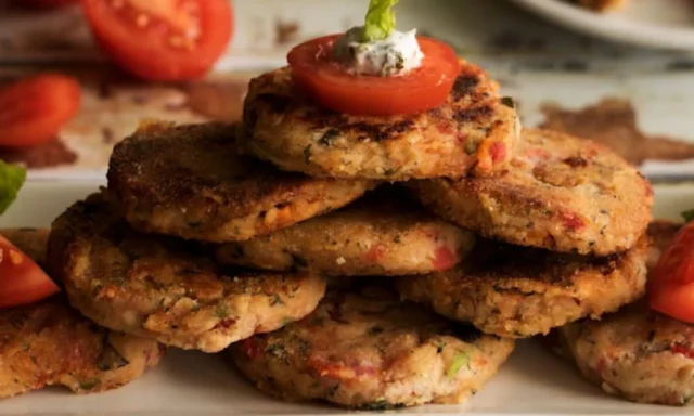 Ntomatokeftedes