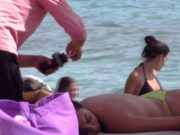 Η Αναστασία με το πράσινο μπικίνι της αναστατώνει τον πληθυσμό στον Κριό