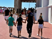 Ενημερωτικά φυλλάδια οδικής ασφάλειας διανεμήθηκαν από αστυνομικούς σε γονείς και μαθητές σχολείων