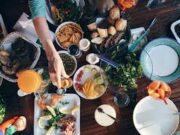 Μεσημεριανό: Ποια ώρα πρέπει να τρώμε για να έχουμε ενέργεια