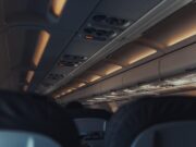 «Γυμνή πτήση» και raw-dogging: Οι νέες τάσεις στα ταξίδια