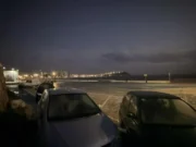 Συγκρούστηκαν αυτοκίνητα από τα κύματα στο λιμάνι της Τήνου (ΒΙΝΤΕΟ)