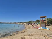 Επτά πολυσύχναστες παραλίες της Πάρου έχουν ναυαγοσωστική κάλυψη για το έτος 2026