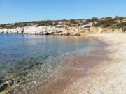 Σφοδρές αντιδράσεις για την παραχώρηση της παραλίας Τρυπητή Η Τρυπητή είναι μια μία από τις τελευταίες οικογενειακές και ήσυχες παραλίες του νησιού που δεν έχουν παραδοθεί στην εμπορική εκμετάλλευση, ενώ η πρόσβαση με το αυτοκίνητο είναι σχετικά περιορισμένη.