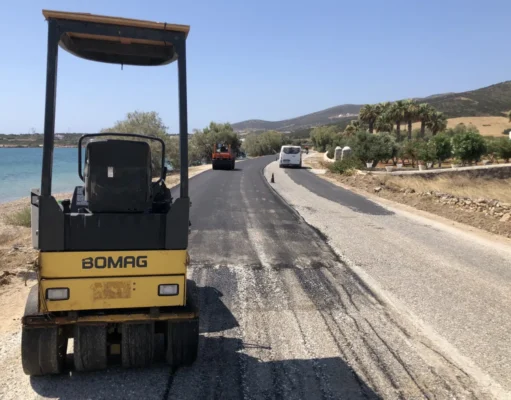 Εργασίες ασφαλτόστρωσης στην Αντίπαρο