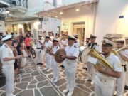 Πολυμελές μουσικό σύνολο του Πολεμικού Ναυτικού στην Παροικιά