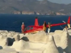 Μήλος: Ελικόπτερο προσγειώθηκε στο Σαρακήνικο για να κάνουν μπάνιο οι επιβάτες του (βίντεο)
