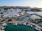 Booking.com για Πάρο: «Τιρκουάζ νερά και ζωντανή, ηλιόλουστη προσωπικότητα»