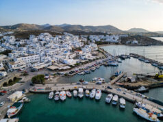 Booking.com για Πάρο: «Τιρκουάζ νερά και ζωντανή, ηλιόλουστη προσωπικότητα»
